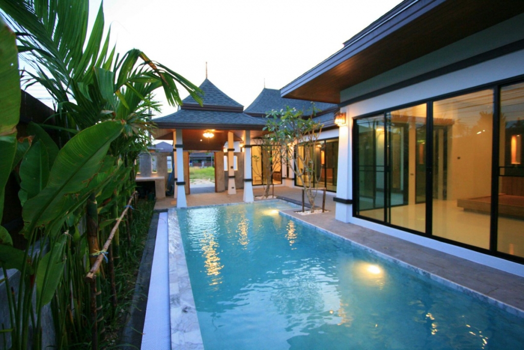 Familien-Poolvilla im thailändisch-balinesischen Stil mit 3 Schlafzimmern zum Verkauf in der Nähe von BCIS in Chalong, Phuket