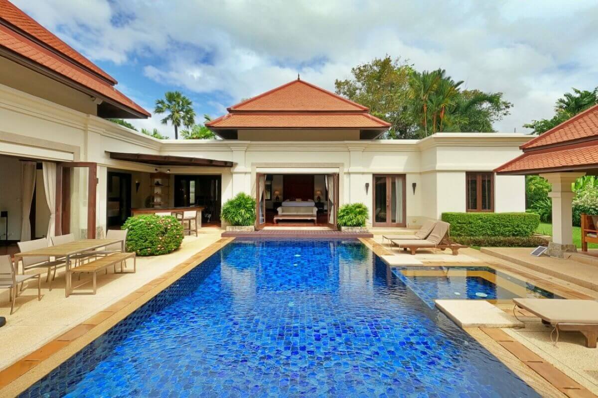 Poolvilla mit 4 Schlafzimmern auf großem 1,300 m² großen Grundstück zum Verkauf in der Nähe der Boat Avenue und des Bang Tao Beach in Cherng Talay, Phuket