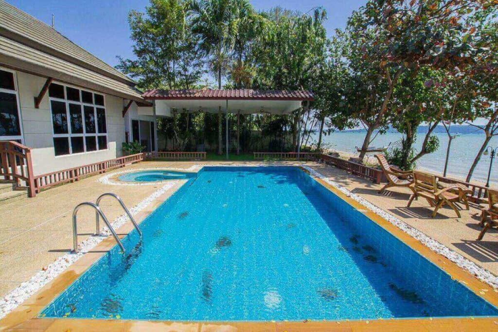 Poolvilla am Strand mit 3 Schlafzimmern zum Verkauf in der Chalong Bay Area in Rawai, Phuket