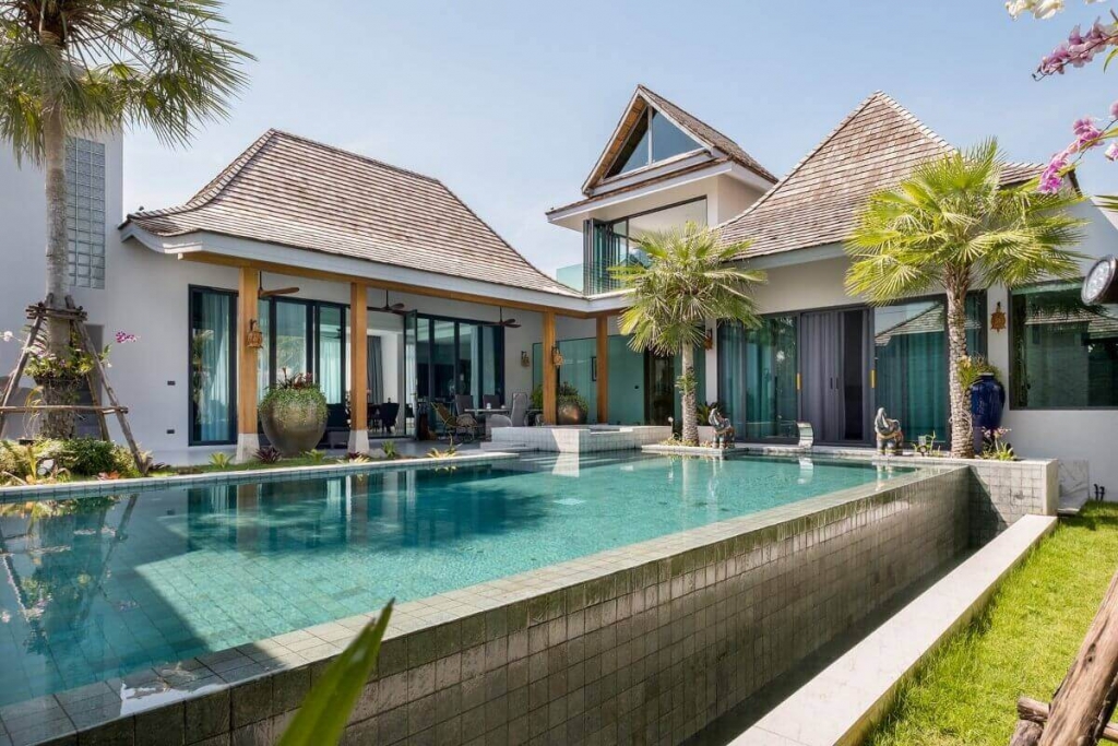 Brandneue, freistehende Poolvilla mit 4 Schlafzimmern zum Verkauf in der Nähe der Boat Avenue in Cherng Talay, Phuket