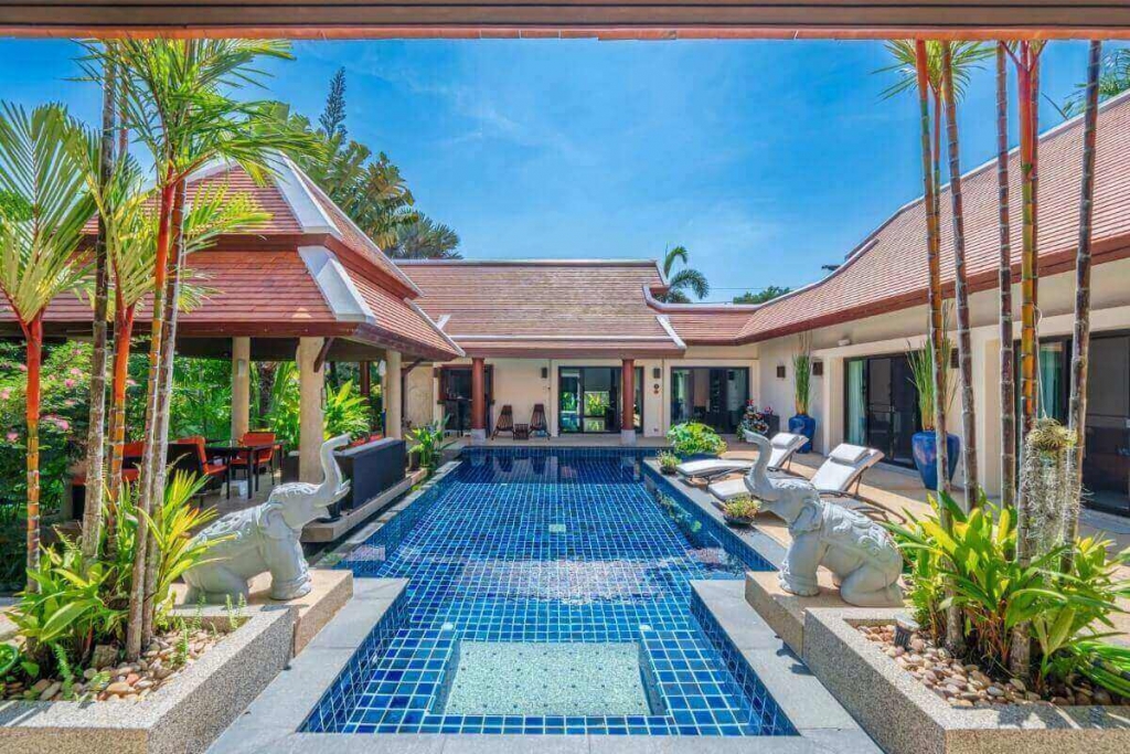 Poolvilla mit 4 Schlafzimmern (+ 2 Autos) auf großem 995 m² großen Grundstück zum Verkauf in der Nähe von Nai Harn Beach, Phuket
