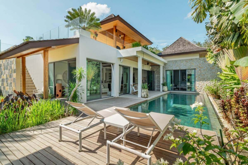 普吉岛 Cherng Talay 出售 4 平方米大地块带太阳能电池板的 800 卧室热带泳池别墅
