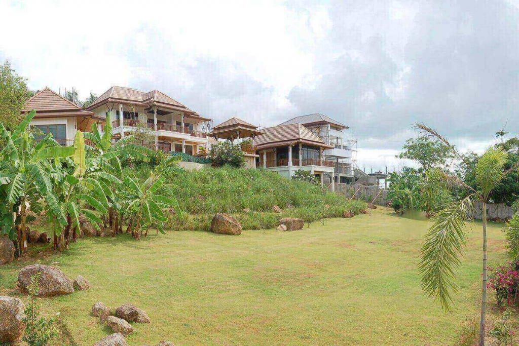 普吉岛拉威 4 平方米大地块上的 6-3,200 卧室海景泳池别墅由业主出售