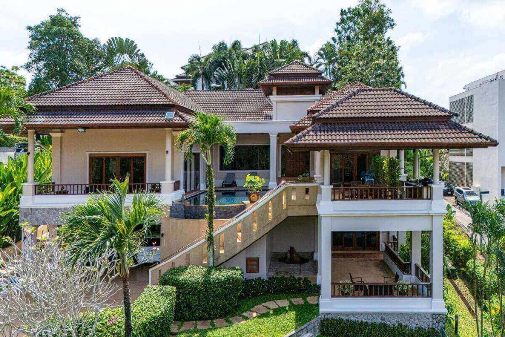 Poolvilla am Hang mit 4 Schlafzimmern auf großem 1,056 m² großen Grundstück zum Verkauf neben Laguna in Layan, Phuket