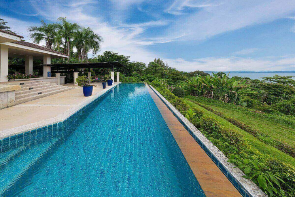 Poolvilla mit 5 Schlafzimmern und Meerblick auf einem 4,000 m² großen Grundstück zum Verkauf in der Nähe von Ao Po Grand Marina, Phuket