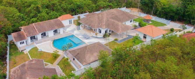 Villa con piscina in stile resort con 10 camere da letto su un ampio terreno di 3,200 mq in vendita a Nai Harn, Phuket