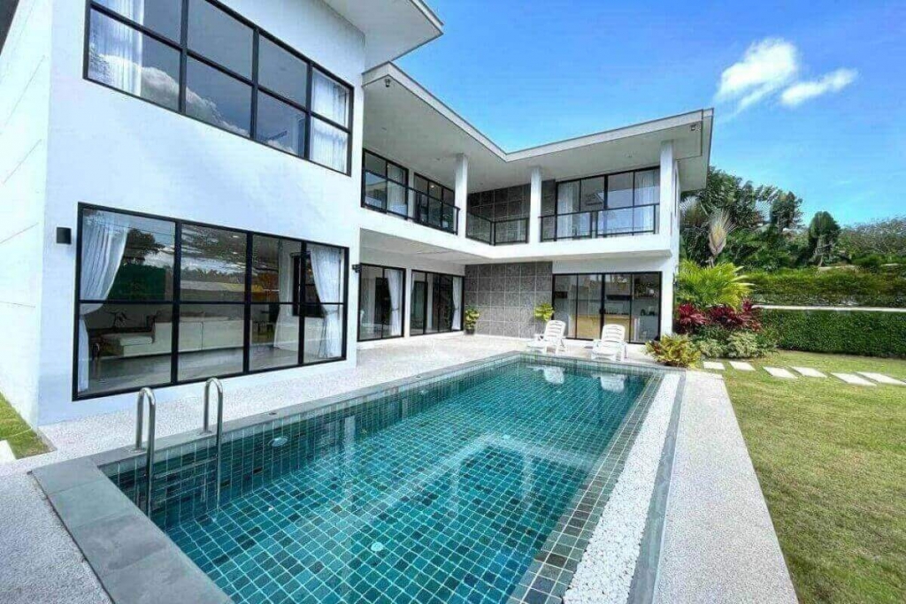 Villa 3+1 chambres avec piscine à vendre à 5 km de l'école internationale UWC ou de Laguna à Cherng Talay, Phuket