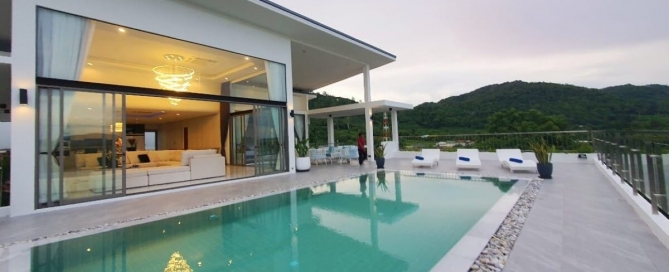 Villa de 4 chambres achevée en 2022 avec piscine sur un grand terrain de 1,220 5 m² à vendre à XNUMX minutes de la plage de Nai Harn, Phuket