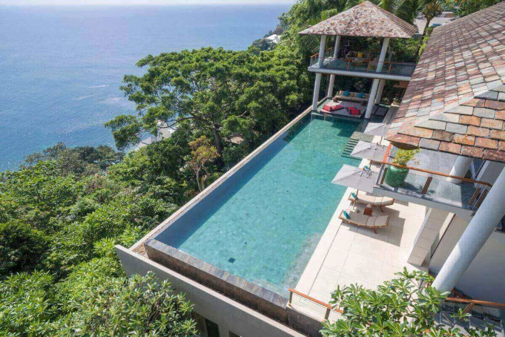 普吉岛卡马拉百万富翁大道出售的 6 卧室临海泳池别墅，带通往海洋的通道