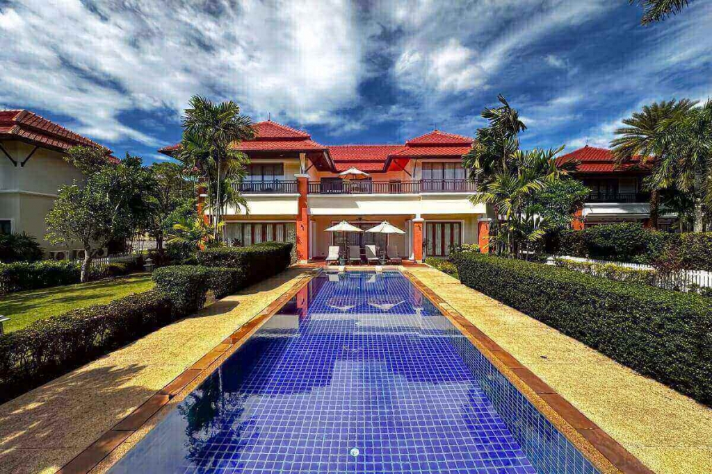 Villa de 4 chambres avec piscine au bord du lac sur un grand terrain de 1,600 XNUMX m² à vendre à Laguna, Phuket