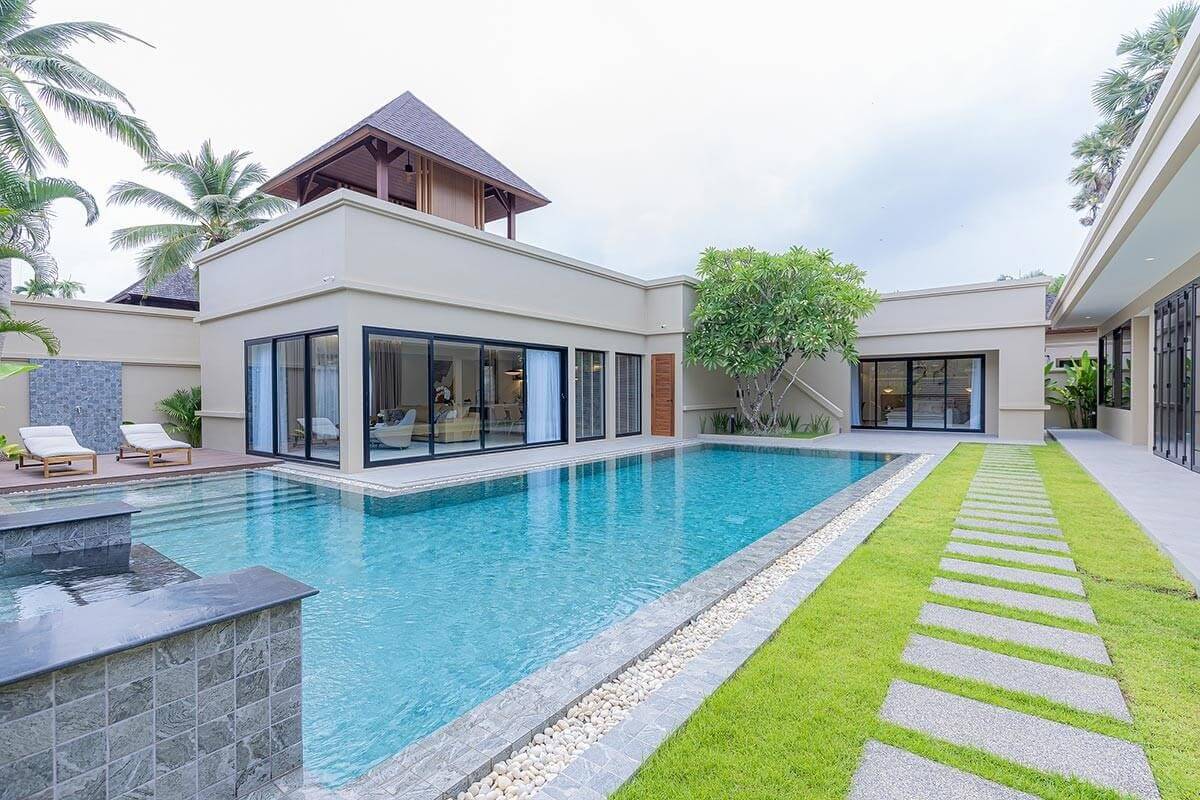 Moderne Poolvilla im balinesischen Stil mit 3 Schlafzimmern zu verkaufen, zu Fuß zum Bang Tao Beach, Phuket