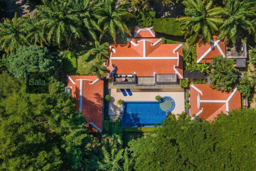 Poolvilla mit 4.5 Schlafzimmern auf großem 2,038 m² großem Grundstück mit Seeblick zum Verkauf vom Eigentümer in der Nähe von Nai Harn Beach, Phuket