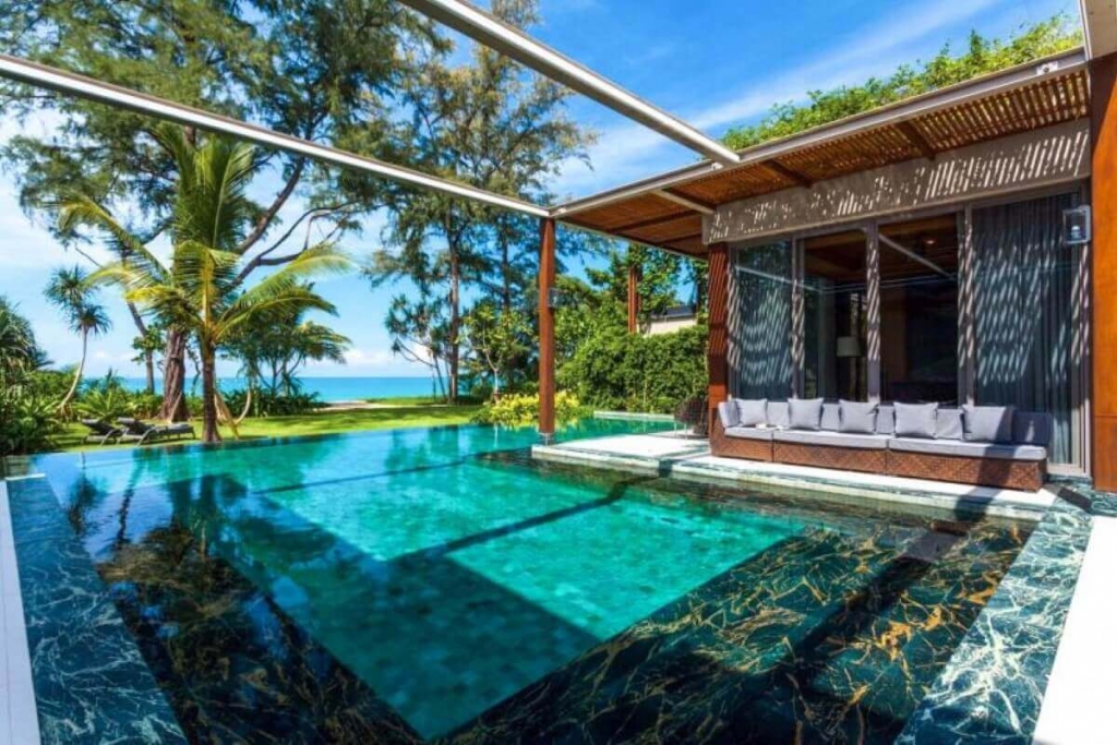 Luxuriöse Poolvilla mit 5 Schlafzimmern zum Verkauf am Strand von Natai, 25 Minuten vom internationalen Flughafen Phuket entfernt