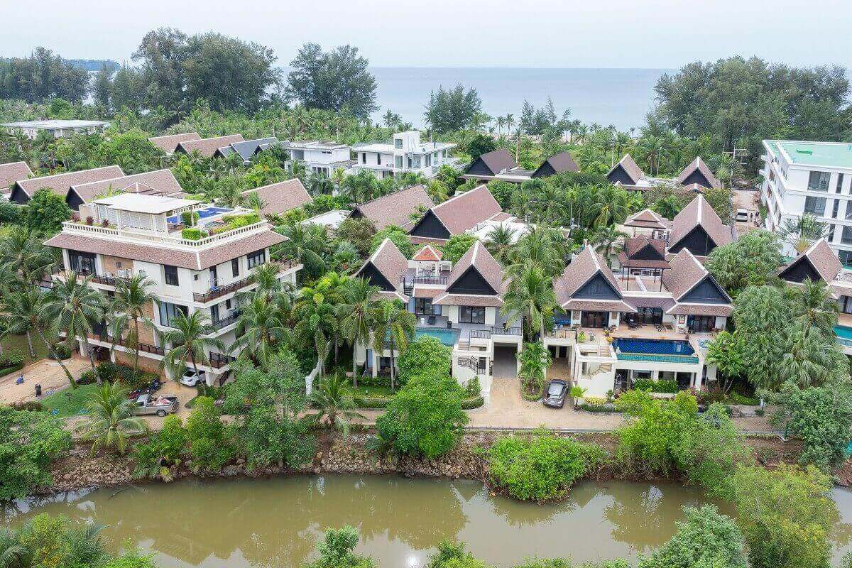 4 Schlafzimmer Poolvilla am Strand zum Verkauf neben der Lagune in Cherng Talay, Phuket