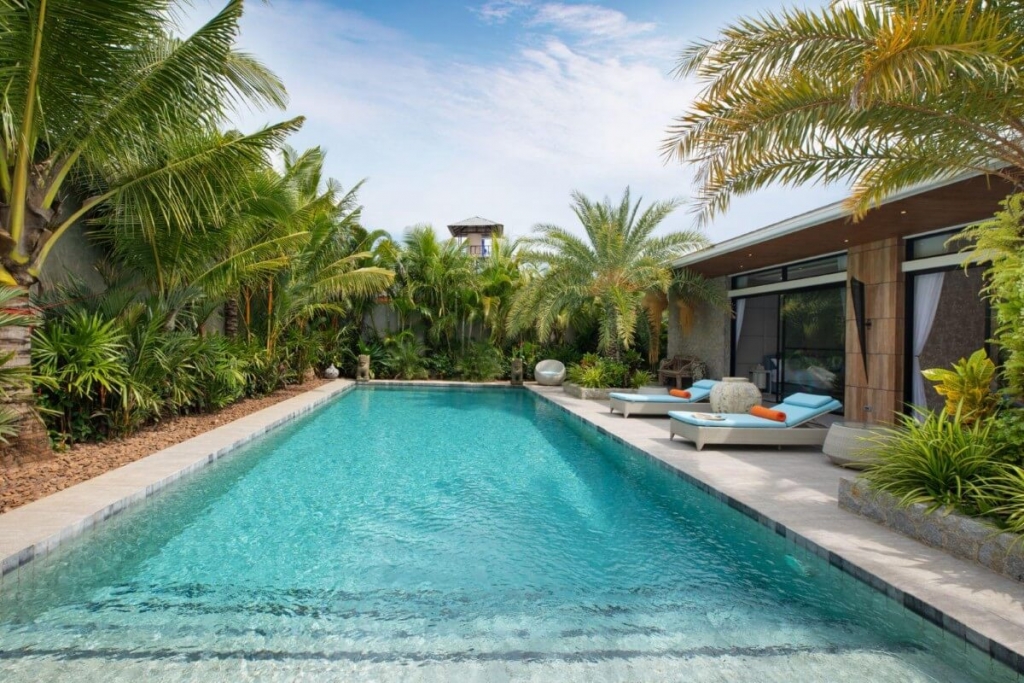 Moderne tropische Poolvilla mit 4 Schlafzimmern und großem 18 x 5 Meter großen Swimmingpool zum Verkauf in Rawai, Phuket