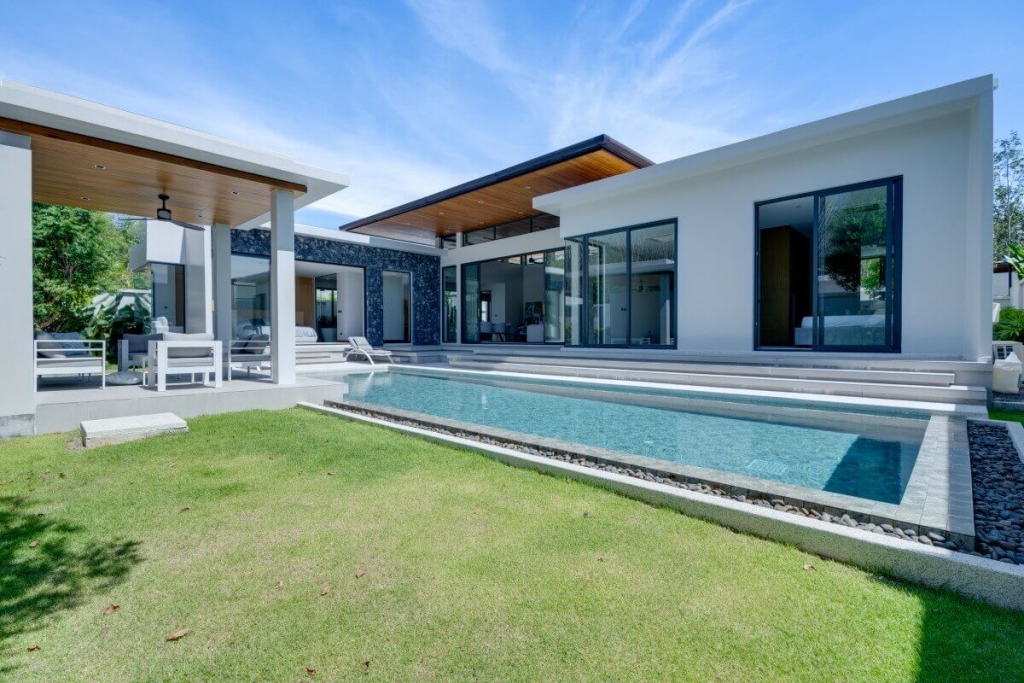 Brandneue Poolvilla mit 4 Schlafzimmern zu verkaufen, 2.5 km zur HeadStart International School in Cherng Talay, Phuket