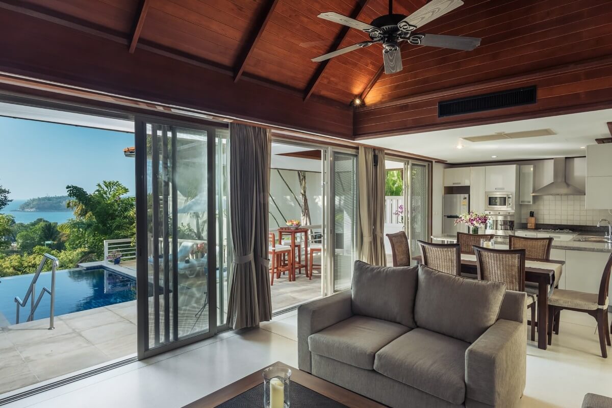 Poolvilla mit 4 Schlafzimmern und Blick auf die Andamanensee zu verkaufen in der Nähe der Strände Kata und Kata Noi, Phuket