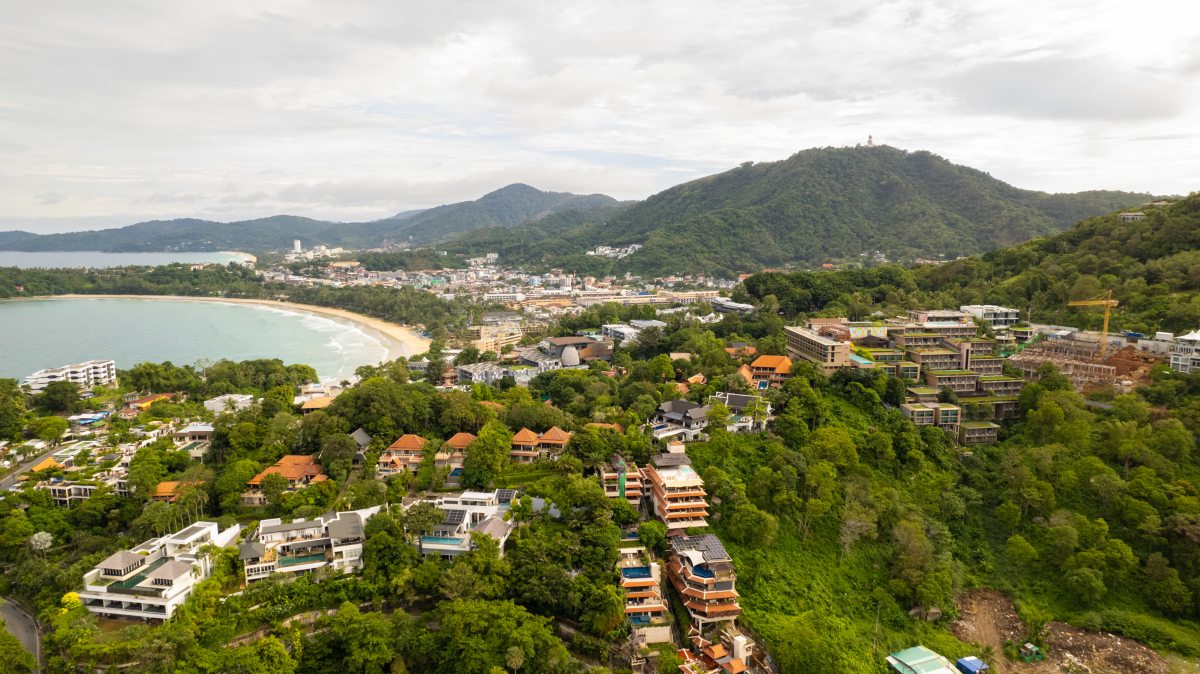 卡塔曼达度假村的私人泳池别墅俯瞰普吉岛卡塔诺伊海滩