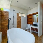 4-bedroom pool villa 1100 sqm in Chalong, Phuket – bathroom with bathtub