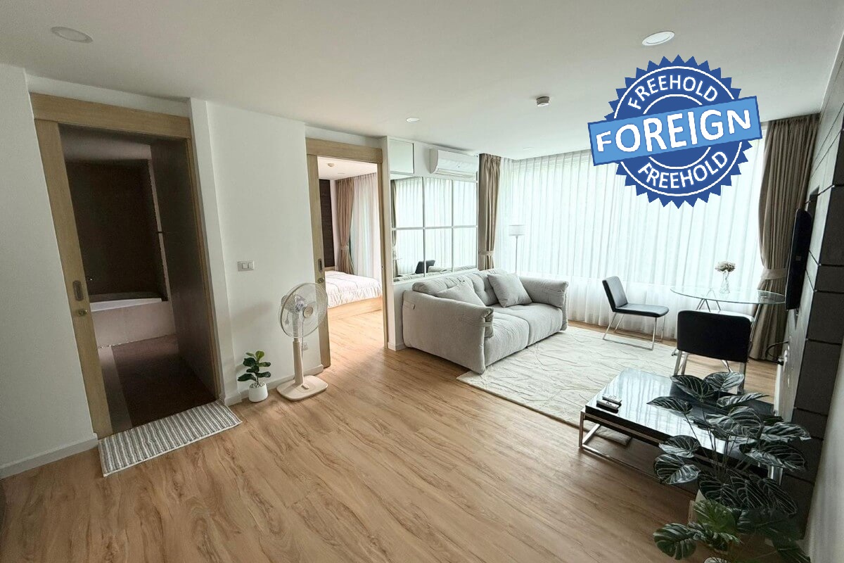 1-bedroom condo for sale 400m to Kalim Beach, Phuket living area and doors to bathroom and bedroom PSC-KAL-1591